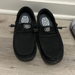 Women’s size 9 hey dudes